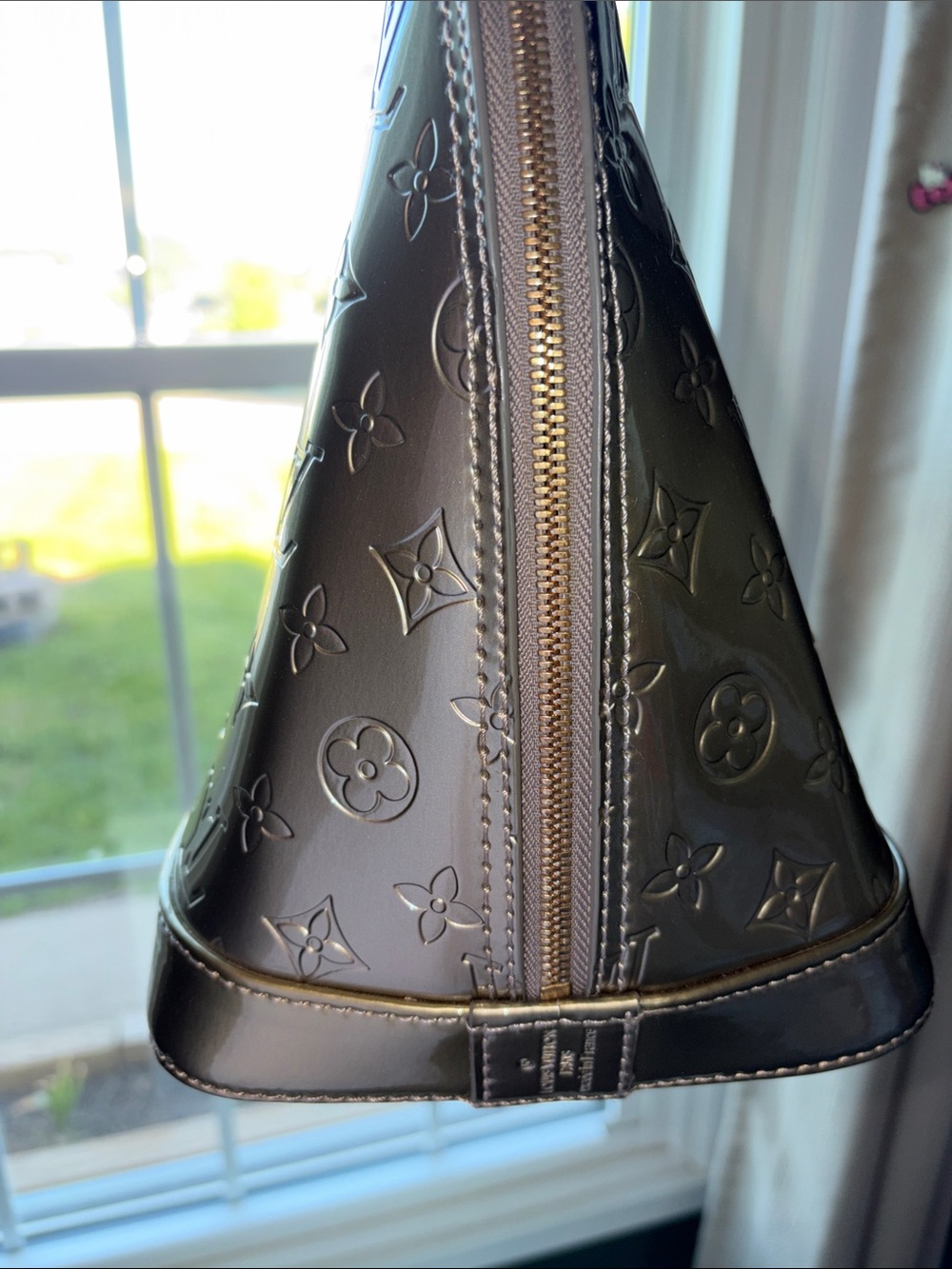 Louis Vuitton Alma large handbag in silver gray monogram patent leather - Picture 7 of 8